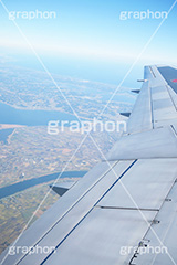 飛行機 窓からの景色,空港,航空,航空路,離陸,エアライン,国内線,国際線,路線,飛行機,窓,景色,風景,上空,空,羽,雲の上,雲,高度,高所,絶景,目的地,旅行,旅,travel