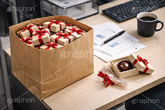 義理チョコ,友チョコ,義理,配る,量産,オフィス,職場,仕事,面倒,習慣,デスク,たくさん,プレゼント,バレンタイン,バレンタインデー,チョコレート,菓子,お菓子,告白,愛,恋,恋愛,ラブ,らぶ,女子力,ガーリー,甘い,スイーツ,chocolate,valentine,sweet,present,AI生成素材