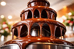 チョコレートファウンテン,チョコレートタワー,ミルクチョコ,チョコフォンデュ,チョコレートフォンデュ,ビュッフェ,バイキング,食べ放題,レストラン,バレンタイン,バレンタインデー,チョコレート,菓子,お菓子,告白,愛,恋,恋愛,ラブ,らぶ,女子力,ガーリー,甘い,スイーツ,chocolate,valentine,sweet,AI生成素材
