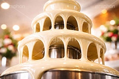 チョコレートファウンテン,チョコレートタワー,ホワイトチョコ,チョコフォンデュ,チョコレートフォンデュ,ビュッフェ,バイキング,食べ放題,レストラン,バレンタイン,バレンタインデー,チョコレート,菓子,お菓子,告白,愛,恋,恋愛,ラブ,らぶ,女子力,ガーリー,甘い,スイーツ,chocolate,valentine,sweet,AI生成素材