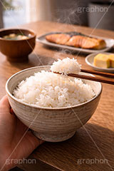 朝食,食卓,焼き魚,味噌汁,みそ汁,厚焼き玉子,厚焼き卵,玉子焼き,卵焼き,箸,はし,あつあつ白飯,炊き立てごはん,炊き立て,炊き,米,白米,ご飯,お米,ごはん,和食,日本食,日本料理,湯気,白飯,茶碗,ちゃわん,湯気,熱々,アツアツ,あつあつ,ホクホク,ほくほく,グルメ,rice,japan,AI生成素材