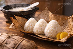 おにぎり,お握り,握り飯,握飯,竹皮,竹の皮,包む,握る,遠足,準備,たくあん,沢庵,しゃもじ,シャモジ,土鍋,土鍋ご飯,あつあつ白飯,炊き立てごはん,炊き立て,炊き,米,白米,ご飯,お米,ごはん,和食,日本食,日本料理,湯気,白飯,湯気,熱々,アツアツ,あつあつ,ホクホク,ほくほく,グルメ,rice,japan,AI生成素材