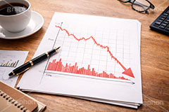 グラフ暴落,チャート,デスク,資料,コーヒー,コーヒーカップ,電卓,メガネ,めがね,眼鏡,戦略,株,株価,株価指数,上昇,急騰,下落,暴落,家計,積立,積み立て,投資,企業,決算,円安,仮想通貨,不動産,金利,グラフ,トレード,ローソク足,資産,金,お金,マネー,損失,NISA,経済,GDP,chart,graph,money,trade,AI生成素材