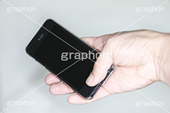 スマホ-ボタン押し,ボタン押し,ボタン,押す,スマホ,スマフォ,スマートフォン,携帯,モバイル,mobile,フォン,phone,電話,通話,持つ,手,端末,iPhone,アイフォン,デジタル,ガジェット,gadget,digital,device,デバイス,電波,人物,連絡,ゲーム,game,IT