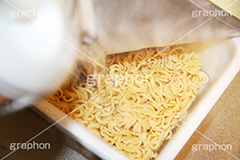 カップ焼きそばに湯を注ぐ,カップ焼きそば,焼きそば,やきそば,ヤキソバ,焼き,日本料理,日本食,和食,麺料理,麺類,カップ,カップ麵,即席,インスタント,注ぐ,お湯,熱湯,グルメ,japan