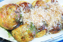 たこ焼き,たこやき,タコヤキ,大阪名物,粉もん,小麦粉,ソウルフード,日本料理,日本食,和食,アツアツ,あつあつ,熱々,たこ,タコ,ソース,青のり,鰹節,かつお節,ファーストフード,ファストフード,japan