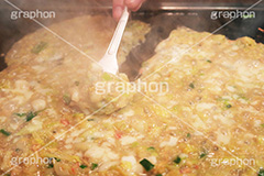もんじゃ焼きをヘラで‥,もんじゃ焼き,へら,ヘラ,もんじゃ,焼き,東京名物,粉もん,小麦粉,ソウルフード,日本料理,日本食,和食,ツマミ,つまみ,鉄板,アツアツ,あつあつ,熱々,湯気,つまみ,おつまみ,japan