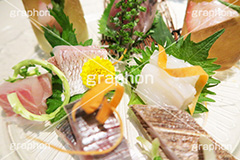 刺し身の盛り合わせ,刺し身,さしみ,サシミ,盛り合わせ,盛合せ,魚介,魚介類,海鮮,シーフード,生もの,居酒屋,ツマミ,つまみ,日本食,和食,日本料理,おつまみ,japan