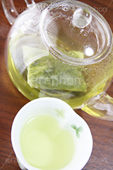 ポットで緑茶,緑茶,お茶,茶,日本茶,ティー,ティーポット,ポット,ホット,温かい,カテキン,緑,耐熱ガラス,耐熱,湯呑,ハートの湯飲み,ガラス,茶葉,一杯,飲む,飲み物,飲料,茶会,ドリンク,drink,tea,japan