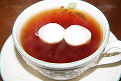 マシュマロ紅茶,紅茶,お茶,茶,ティー,マシュマロ,マシュマロ入り,溶ける,とろける,甘い,ティーカップ,カップ,ソーサ―,温かい,カフェイン,ブラックティー,茶葉,一杯,飲む,飲み物,飲料,湯気,茶会,ドリンク,砂糖,sugar,black tea,drink,marshmallow