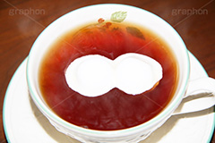 マシュマロ紅茶,紅茶,お茶,茶,ティー,マシュマロ,マシュマロ入り,溶ける,とろける,甘い,ティーカップ,カップ,ソーサ―,温かい,カフェイン,ブラックティー,茶葉,一杯,飲む,飲み物,飲料,湯気,茶会,ドリンク,砂糖,sugar,black tea,drink,marshmallow