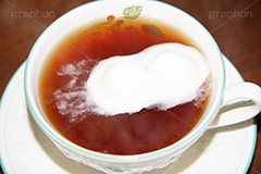 マシュマロ紅茶,紅茶,お茶,茶,ティー,マシュマロ,マシュマロ入り,溶ける,とろける,甘い,ティーカップ,カップ,ソーサ―,温かい,カフェイン,ブラックティー,茶葉,一杯,飲む,飲み物,飲料,湯気,茶会,ドリンク,砂糖,sugar,black tea,drink,marshmallow