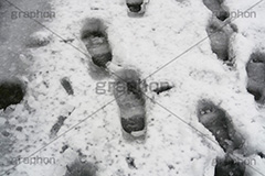 道路に積もる雪,雪,ゆき,積,足跡,跡,冬,道路,アスファルト,滑る,積雪,snow,winter