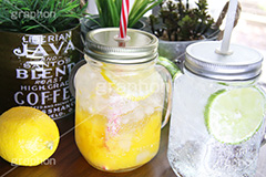 メイソンジャー,ジャー,ジュース,飲む,飲み物,飲料,清凉,爽やか,ドリンク,カフェ,おしゃれ,オシャレ,雑貨,瓶詰,瓶,蓋,ストロー,ガラス,持ち手,ドリンク,レモン,ライム,水滴,結露,冷,juice,lemon,lime,cafe,drink