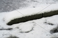 縁石に積もる雪,雪,ゆき,積,冬,道路,縁石,駐車場,積雪,snow,winter