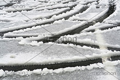 雪の日の駐車場,雪,ゆき,積,タイヤ跡,跡,冬,駐車場,車,積雪,積もる,snow,winter