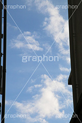 ビル間から青空,ビル間,青空,空,晴,雲,お天気,空/天気,空/雲
