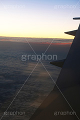 夕焼け上空,夕焼け,夕日,飛行機上空,飛行,上空,青空,空,晴,雲,お天気,空/天気,空/雲,羽