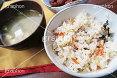 炊き込みご飯,炊き込み,ごはん,ご飯,飯,和食,日本食,日本料理,味噌汁,みそ汁,角煮,スープ,ミソスープ,味噌スープ,汁,soup,miso,japan,rice,夕飯,おかず,惣菜,ご飯のお供,お惣菜