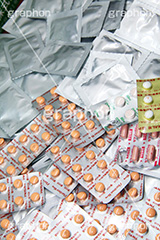 薬漬け,薬,くすり,クスリ,サプリ,ロキソニン,頭痛,治療,通院,病院,病気,メンタル