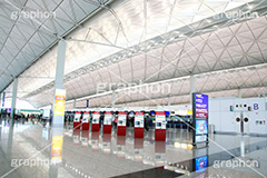 香港国際空港,香港,ホンコン,HongKong,空港,航空,航空路,飛行機,旅客機,到着,出発,発着,エアライン,航空会社,ターミナル,国内線,国際線,路線,ハブ,景気,アジア,亜細亜,ビルディング,建物,建造,ビジネス,事業,企業,業務,チェックイン,チェック,チェックする,カウンタ,カウンター