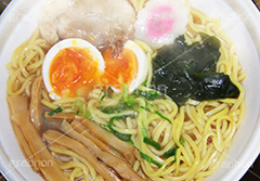 ラーメン,らーめん,麺,麺類,中華麺,麺料理,国民食,日本拉麺,しょうゆ,醤油,中華そば,湯気,なると,ナルト,ワカメ,わかめ,味玉,たまご,玉子,Ramen,Chinese noodles