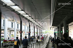 香港国際空港,香港,ホンコン,空港,航空,航空路,飛行機,旅客機,到着,出発,発着,エアライン,航空会社,ターミナル,国内線,国際線,路線,ハブ,景気,アジア,亜細亜,ビルディング,建物,建造,ビジネス,事業,企業,業務,チェックイン,チェック,チェックする,タクシー,旅行,旅,乗り物,travel,HongKong