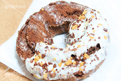 ホワイトチョコ,オールドファッション,ドーナツ,どーなつ,ドーナッツ,チョコ,チョコレート,chocolate,ホワイト,ミルク,クルミ,甘い,シュガー,sugar,スイーツ,sweet,donut,おやつ,デザート