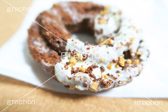 ホワイトチョコ,オールドファッション,ドーナツ,どーなつ,ドーナッツ,チョコ,チョコレート,chocolate,ホワイト,ミルク,クルミ,甘い,シュガー,sugar,スイーツ,sweet,donut,おやつ,デザート