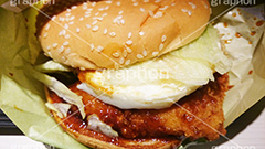 てりやきチキンバーガー,てりやき,照り焼き,テリヤキ,たまご,卵,タマゴ,ハンバーガー,バーガー,サンド,パテ,洋食,ジャンク,ジャンキー,ファーストフード,ファストフード,チェーン店,ビーフ,牛肉,和風,パン,スマホ撮影,ジャンクフード,beef,hamburger,japan,chicken
