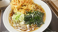 かき揚げ蕎麦,かき揚げ,かきあげ,天ぷら,揚げ物,わかめ,ワカメ,ソバ,蕎麦,そば,だし,出汁,ダシ,蕎麦粉,日本料理,日本食,和食,つゆ,蕎麦汁,茹,ねぎ,ネギ,一味,七味,唐辛子,麺料理,麺類,スマホ撮影,japan,ファーストフード,ファストフード