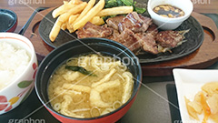 ステーキ和食セット,和風牛ロースステーキ,牛肉,ステーキ,肉,肉食,鉄板,あつあつ,熱々,アツアツ,ポテト添え,ほうれんそう添え,焼き,こってり,コッテリ,湯気,ガーリックチップ,ご飯,米,味噌汁,みそ汁,和食,セット,スープ,ミソスープ,味噌スープ,汁,soup,miso,japan,restaurant,レストラン,ファミレス,スマホ撮影
