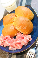 ブランパンで朝食,ヘルシー,生ハム,ハム,ブランパン,ふすまパン,ヘルシー,ダイエット,高タンパク,タンパク質,牛乳,milk,ミルク,朝食,ブレックファースト,breakfast,燻製