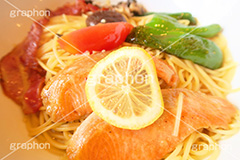 鮭と野菜のパスタ,シャケ,鮭,サーモン,シーフード,野菜,やさい,レモン,爽やか,さっぱり,和風,シシトウ,獅子唐,ベーコン,パスタ,釜揚げ,洋食,ソース,麺料理,麺類