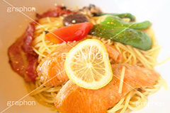 鮭と野菜のパスタ,シャケ,鮭,サーモン,シーフード,野菜,やさい,レモン,爽やか,さっぱり,和風,シシトウ,獅子唐,ベーコン,パスタ,釜揚げ,洋食,ソース,麺料理,麺類