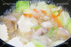 野菜と鶏のスープ,鶏,鶏肉,ねぎ,葱,ネギ,長ネギ,長ねぎ,野菜,きゃべつ,キャベツ,にんじん,ニンジン,スープ,ヘルシー,煮込,soup,cooking,kitchen,キッチン,クッキング,コンロ,ガス,鍋,chicken,チキン