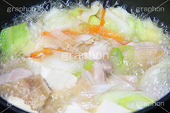 野菜と鶏のスープ,鶏,鶏肉,ねぎ,葱,ネギ,長ネギ,長ねぎ,野菜,きゃべつ,キャベツ,にんじん,ニンジン,スープ,ヘルシー,煮込,soup,cooking,kitchen,キッチン,クッキング,コンロ,ガス,鍋,chicken,チキン
