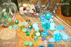 散らばるビーズ,ビーズ,木目,手芸,飾り,びーず,ビーズアクセサリー,アクセ,アクセサリー,手作り,beads,bottle,ビン,瓶,ボトル,コルク,装飾