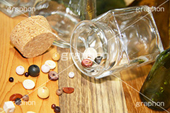 散らばるビーズ,ビーズ,木目,手芸,飾り,びーず,ビーズアクセサリー,アクセ,アクセサリー,手作り,beads,bottle,ビン,瓶,ボトル,コルク,木材,装飾