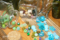 散らばるビーズ,ビーズ,木目,手芸,飾り,びーず,ビーズアクセサリー,アクセ,アクセサリー,手作り,beads,bottle,ビン,瓶,ボトル,コルク,装飾