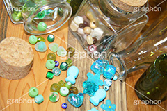 散らばるビーズ,ビーズ,木目,手芸,飾り,びーず,ビーズアクセサリー,アクセ,アクセサリー,手作り,beads,bottle,ビン,瓶,ボトル,コルク,装飾