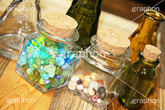 散らばるビーズ,ビーズ,木目,手芸,飾り,びーず,ビーズアクセサリー,アクセ,アクセサリー,手作り,beads,bottle,ビン,瓶,ボトル,コルク,装飾