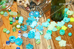 散らばるビーズ,ビーズ,木目,手芸,飾り,びーず,ビーズアクセサリー,アクセ,アクセサリー,手作り,beads,bottle,ビン,瓶,ボトル,コルク,装飾
