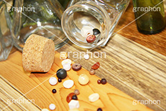 散らばるビーズ,ビーズ,木目,手芸,飾り,びーず,ビーズアクセサリー,アクセ,アクセサリー,手作り,beads,bottle,ビン,瓶,ボトル,コルク,木材,装飾