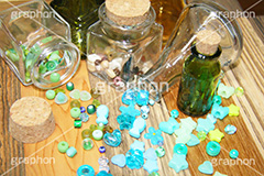 散らばるビーズ,ビーズ,木目,手芸,飾り,びーず,ビーズアクセサリー,アクセ,アクセサリー,手作り,beads,bottle,ビン,瓶,ボトル,コルク,装飾