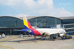 香港国際空港,香港,ホンコン,HongKong,空港,航空,航空路,飛行機,旅客機,到着,出発,発着,エアライン,航空会社,ターミナル,国内線,国際線,路線,ハブ,景気,アジア,亜細亜,ビルディング,建物,建造,ビジネス,事業,企業,業務,チェックイン,チェック,チェックする,旅行,旅,travel