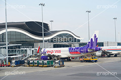香港国際空港,香港,HongKong,ホンコン,空港,航空,航空路,飛行機,旅客機,到着,出発,発着,エアライン,航空会社,ターミナル,国内線,国際線,路線,ハブ,景気,アジア,亜細亜,ビルディング,建物,建造,ビジネス,事業,企業,業務,チェックイン,チェック,チェックする,旅行,旅,travel