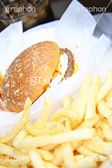ハンバーガーとポテト,ハンバーガー,バーガー,ファーストフード,ファストフード,チーズ,サンド,コーラ,フライドポテト,ポテトフライ,パテ,洋食,ジャンク,ジャンキー,ビーフ,牛肉,チェーン店,パン,ジャンクフード,beef,hamburger,potato