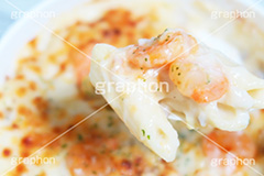 海老グラタン,グラタン,ぐらたん,エビ,えび,海老,郷土料理,あったか,ほくほく,ホクホク,おこげ,ベシャメルソース,チーズ,マカロニ,こんがり,焦げ目,焼く,クリームソース,オーブン,アツアツ,あつあつ,熱々,洋食,湯気,コンビニ