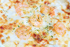 海老グラタン,グラタン,ぐらたん,エビ,えび,海老,郷土料理,あったか,ほくほく,ホクホク,おこげ,ベシャメルソース,チーズ,マカロニ,こんがり,焦げ目,焼く,クリームソース,オーブン,アツアツ,あつあつ,熱々,洋食,湯気,コンビニ